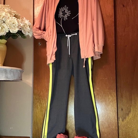 Black and White Floral Susan Bristol Tee - Picture 4 of 4